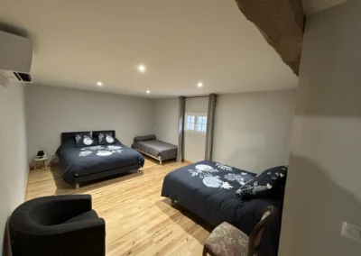 Suite 2 des chambres d'hôte proposé par le Gîte du Clot situé à Castres. Un couchage de qualité en 160, un en 140 et un en 90.