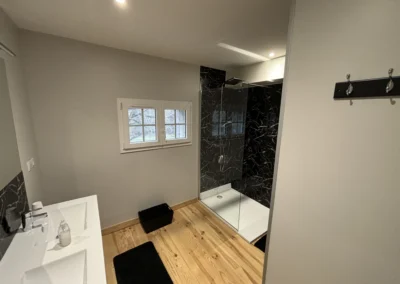 Salle d'eau avec douche à l'italienne de la suite 3 du Gîte du Clot, situé à castres en Occitanie