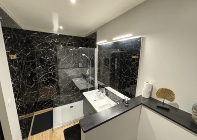 Salle d'eau de la suite 1, chambre d'hôte disponible à la location. Situé à Castres en Occitanie