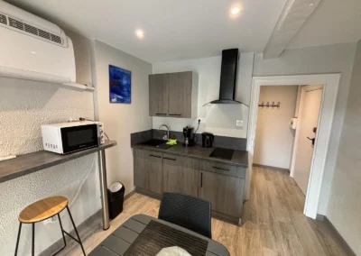 Coin cuisine de notre appartement N°1, situé à Port La Nouvelle, près du port. En Languedoc-Roussillon