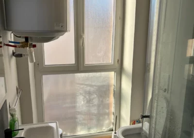 Salle d'eau avec cabine de douche et WC dans notre appartement N°2 de Port La Nouvelle dans l'Aude