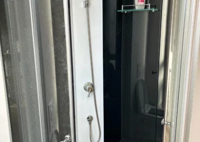 Salle d'eau avec cabine de douche dans notre appartement N°2 de Port La Nouvelle dans l'Aude
