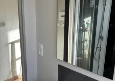 Salle d'eau avec cabine de douche dans notre appartement N°2 de Port La Nouvelle dans l'Aude