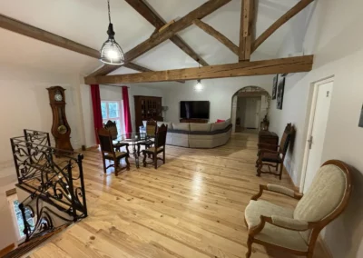Salon commun accessible aux clients des suite 1, 2, 3 et du dortoir. avec son grand canapé d'angle, sa télé de 2 m de diagonale. Situé au Gîte du Clot de Castres dans le Tarn.