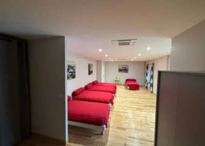 Pour vos réunions de famille ou vacances entre amis, voici notre dortoir du Gîte du Clot, couchage en 90 pour 5 personnes