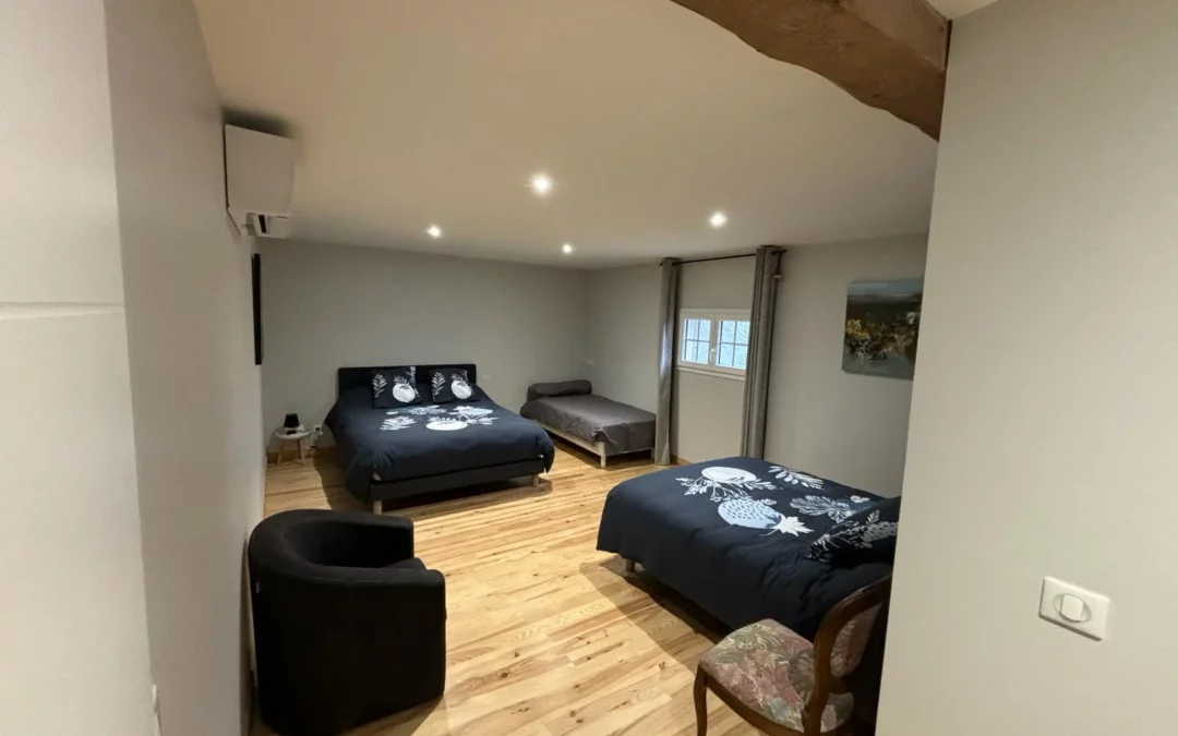 Découvrez nos chambres d'hôte, la suite 2 proposé par le Gîte du Clot situé à Castres.