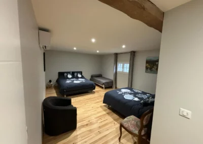 Découvrez nos chambres d'hôte, la suite 2 proposé par le Gîte du Clot situé à Castres.