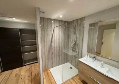 Salle d'eau de la suite 2, chambre d'hôte disponible à la location. Situé à Castres en Occitanie