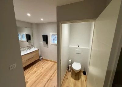 Salle d'eau de la suite 2 avec WC séparé, chambre d'hôte disponible à la location. Situé à Castres en Occitanie