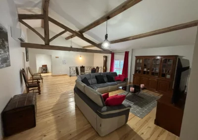 Salon commun accessible aux clients des suite 1, 2, 3 et du dortoir. avec son grand canapé d'angle, sa télé de 2 m de diagonale. Situé au Gîte du Clot de Castres dans le Tarn.