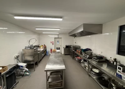 Cuisine professionnelle servant à la confection des plats traiteur du Gîte du Clot à Castres, pour votre évènementiel