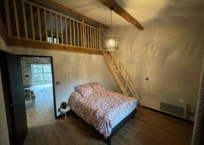 Chambre avec 1 lit double en 140, situé dans le Gîte du Clot de Castres, disponible à la location pour week-end ou vacances.