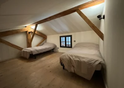 Chambre avec 2 lits simple en 90, situé dans la mezzanine du Gîte du Clot de Castres, disponible à la location