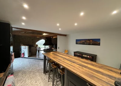 Cuisine design du Gîte du Clot de Castres en Occitanie, disponible à la location pour week-end ou vacances.