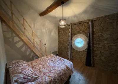 Chambre avec 1 lit double en 140, situé dans le Gîte du Clot de Castres dans le Tarn, disponible à la location pour week-end ou vacances.
