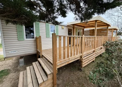 Terrasse du Mobil-home 2 situé sur l'emplacement 147 du camping Le Novela à Port La Nouvelle dans l'Aude