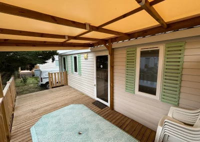 Terrasse couverte du Mobil-home 2 situé sur l'emplacement 147 du camping Le Novela à Port La Nouvelle