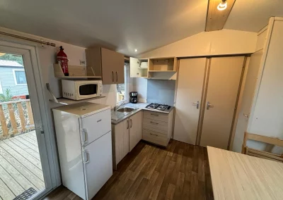 Coin cuisine du Mobil-home 2 situé sur l'emplacement 147 du camping Le Novela à Port La Nouvelle