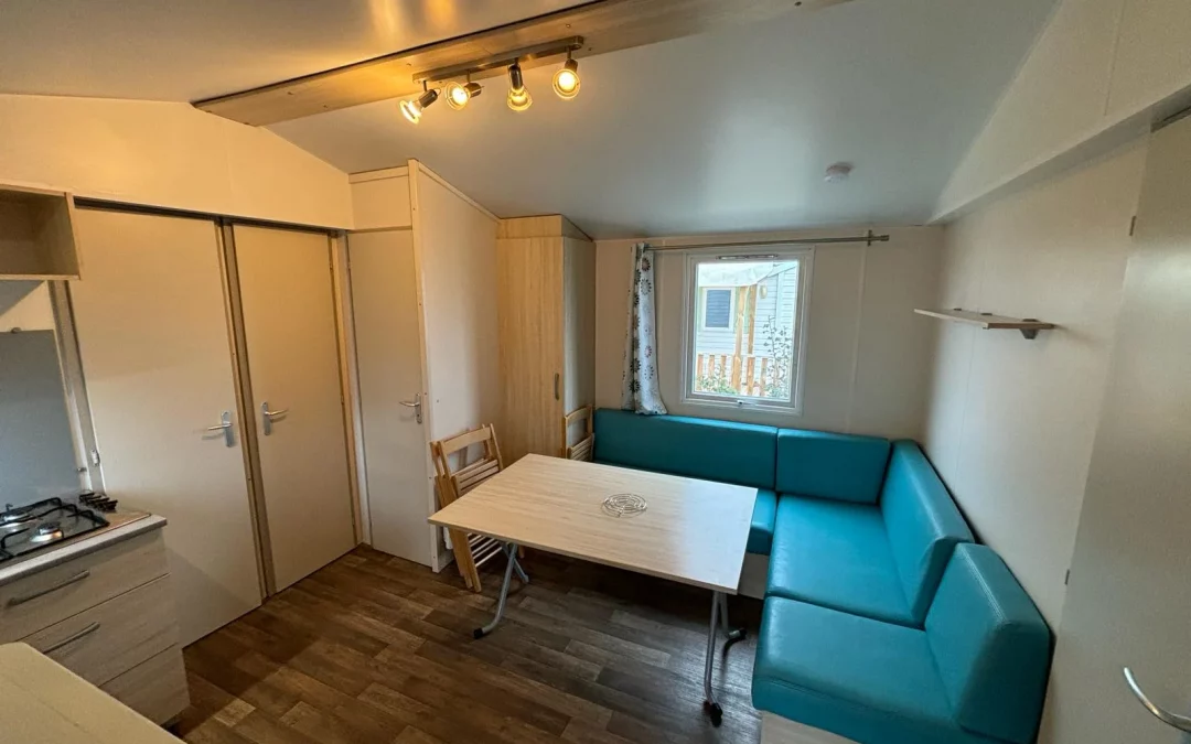 Pièce à vivre, avec carré convertible du Mobil-home 2 situé sur l'emplacement 147 du camping Le Novela à Port La Nouvelle