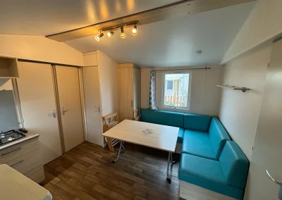 Pièce à vivre, avec carré convertible du Mobil-home 2 situé sur l'emplacement 147 du camping Le Novela à Port La Nouvelle