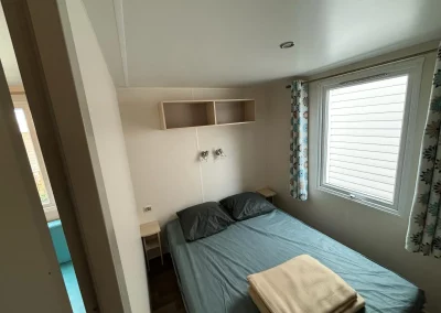 Chambre pour 2 personnes du Mobil-home 2 situé sur l'emplacement 147 du camping Le Novela à Port La Nouvelle dans l'Aude, en Occitanie