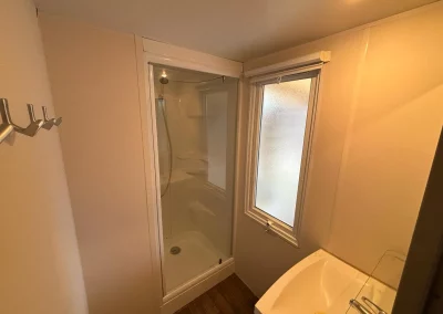 Salle d'eau du Mobil-home 2 situé sur l'emplacement 147 du camping Le Novela à Port La Nouvelle dans l'Aude, en Occitanie