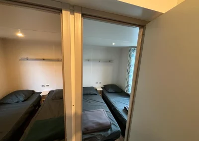Vue du couloir des 2 chambres double du Mobil-home 2 situé sur l'emplacement 147 du camping Le Novela à Port La Nouvelle dans l'Aude, en Occitanie
