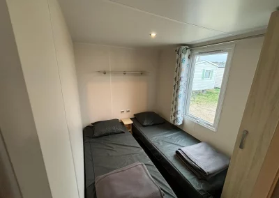 Chambre double du Mobil-home 2 situé sur l'emplacement 147 du camping Le Novela à Port La Nouvelle dans l'Aude, en Occitanie