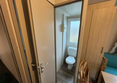 WC du Mobil-home 2 situé sur l'emplacement 147 du camping Le Novela à Port La Nouvelle dans l'Aude, en Occitanie