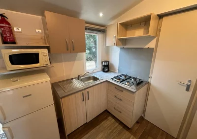 Coin cuisine du Mobil-home 2 situé sur l'emplacement 147 du camping Le Novela à Port La Nouvelle dans l'Aude
