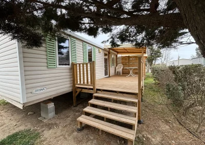 Terrasse couverte du Mobil-home 2 situé sur l'emplacement 147 du camping Le Novela à Port La Nouvelle en occitanie