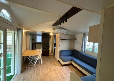Pièce à vivre du Mobil-home 1 situé sur l'emplacement 90 du camping Le Novela à Port La Nouvelle dans l'Aude