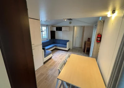 Pièce à vivre du Mobil-home 1 situé sur l'emplacement 90 du camping Le Novela à Port La Nouvelle dans l'Aude