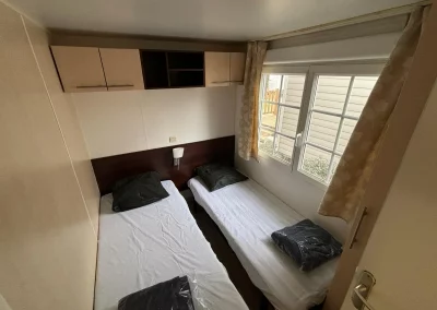 2ème chambre du Mobil-home 1 avec 2 lits en 90, situé sur l'emplacement 90 du camping Le Novela à Port La Nouvelle dans l'Aude, en Occitanie