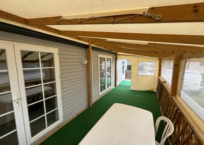Terrasse couverte du Mobil-home 1 situé sur l'emplacement 90 du camping Le Novela à Port La Nouvelle dans l'Aude, en Occitanie