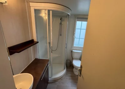 Salle d'eau du Mobil-home 1 situé sur l'emplacement 90 du camping Le Novela à Port La Nouvelle dans l'Aude, en Occitanie