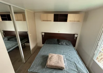 Chambre avec lit double en 140 du Mobil-home 1 situé sur l'emplacement 90 du camping Le Novela à Port La Nouvelle dans l'Aude, en Occitanie