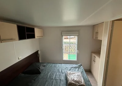 Chambre avec lit double en 140 du Mobil-home 1 situé sur l'emplacement 90 du camping Le Novela à Port La Nouvelle dans l'Aude, en Occitanie