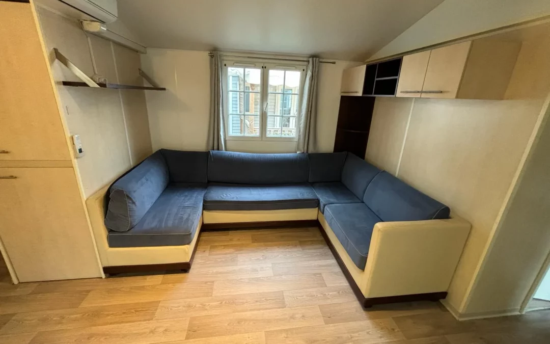 Pièce à vivre avec carré convertible du Mobil-home 1 situé sur l'emplacement 90 du camping Le Novela à Port La Nouvelle dans l'Aude, en Occitanie