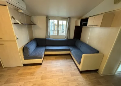 Pièce à vivre avec carré convertible du Mobil-home 1 situé sur l'emplacement 90 du camping Le Novela à Port La Nouvelle dans l'Aude, en Occitanie