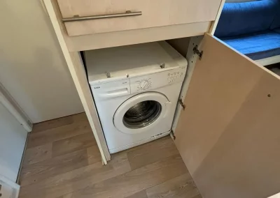 Lave-linge dans le Mobil-home 1 situé sur l'emplacement 90 du camping Le Novela à Port La Nouvelle dans l'Aude, en Occitanie
