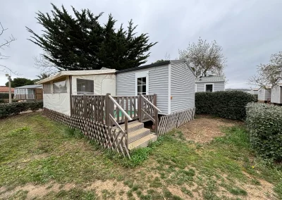 Vue extérieure du Mobil-home 1 situé sur l'emplacement 90 du camping Le Novela à Port La Nouvelle dans l'Aude, en Occitanie