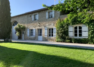 Situé à Castres dans une ancienne ferme rénové, Nos hébergements du Gîte du Clot vous propose de belles prestations dans un cadre chaleureux.