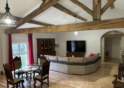Salon commun accessible aux clients des suite 1, 2, 3 et du dortoir. avec son grand canapé d'angle, sa télé de 2 m de diagonale. Situé au Gîte du Clot de Castres dans le Tarn.