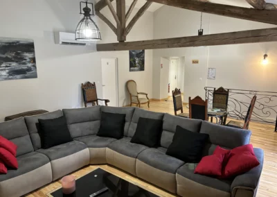 Salon commun accessible aux clients des suite 1, 2, 3 et du dortoir. avec son grand canapé d'angle, sa télé de 2 m de diagonale. Situé au Gîte du Clot de Castres dans le Tarn.