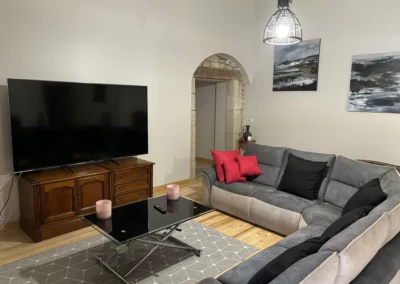 Salon commun accessible aux clients des suite 1, 2, 3 et du dortoir. avec son grand canapé d'angle, sa télé de 2 m de diagonale. Situé au Gîte du Clot de Castres dans le Tarn.