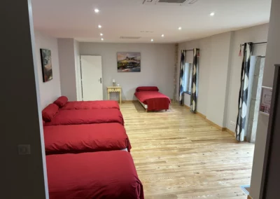 Pour vos réunions de famille ou vacances entre amis, voici notre dortoir du Gîte du Clot, couchage en 90 pour 5 personnes