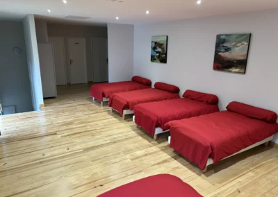 Pour vos réunions de famille ou vacances entre amis, voici notre dortoir du Gîte du Clot, couchage en 90 pour 5 personnes
