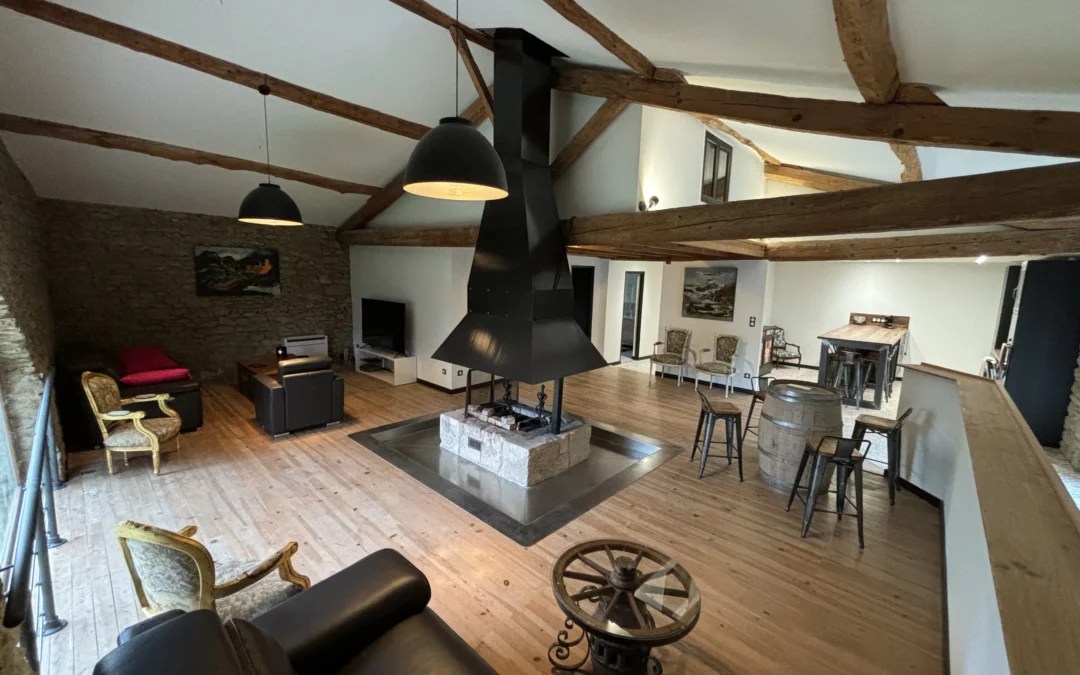 La grande pièce à vivre du Gîte du Clot, vous attends pour partager de bon moments autour d'un feux ou de la grande table de cuisine