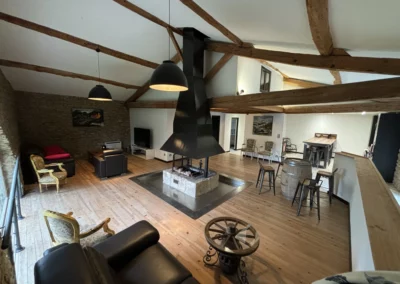 La grande pièce à vivre du Gîte du Clot, vous attends pour partager de bon moments autour d'un feux ou de la grande table de cuisine